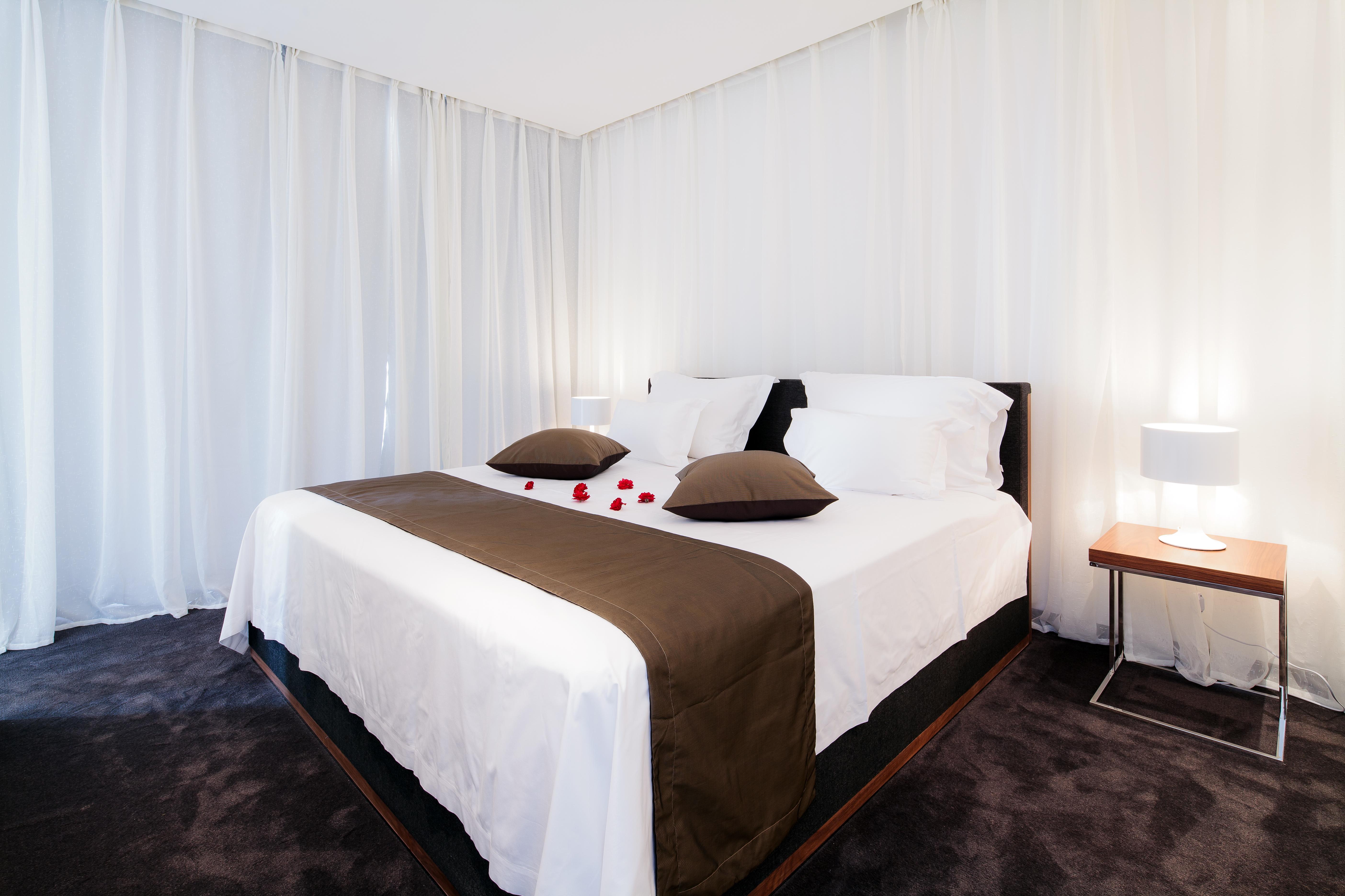 בלצ'יק Lighthouse Golf & Spa Hotel מראה חיצוני תמונה A bed with a bed runner