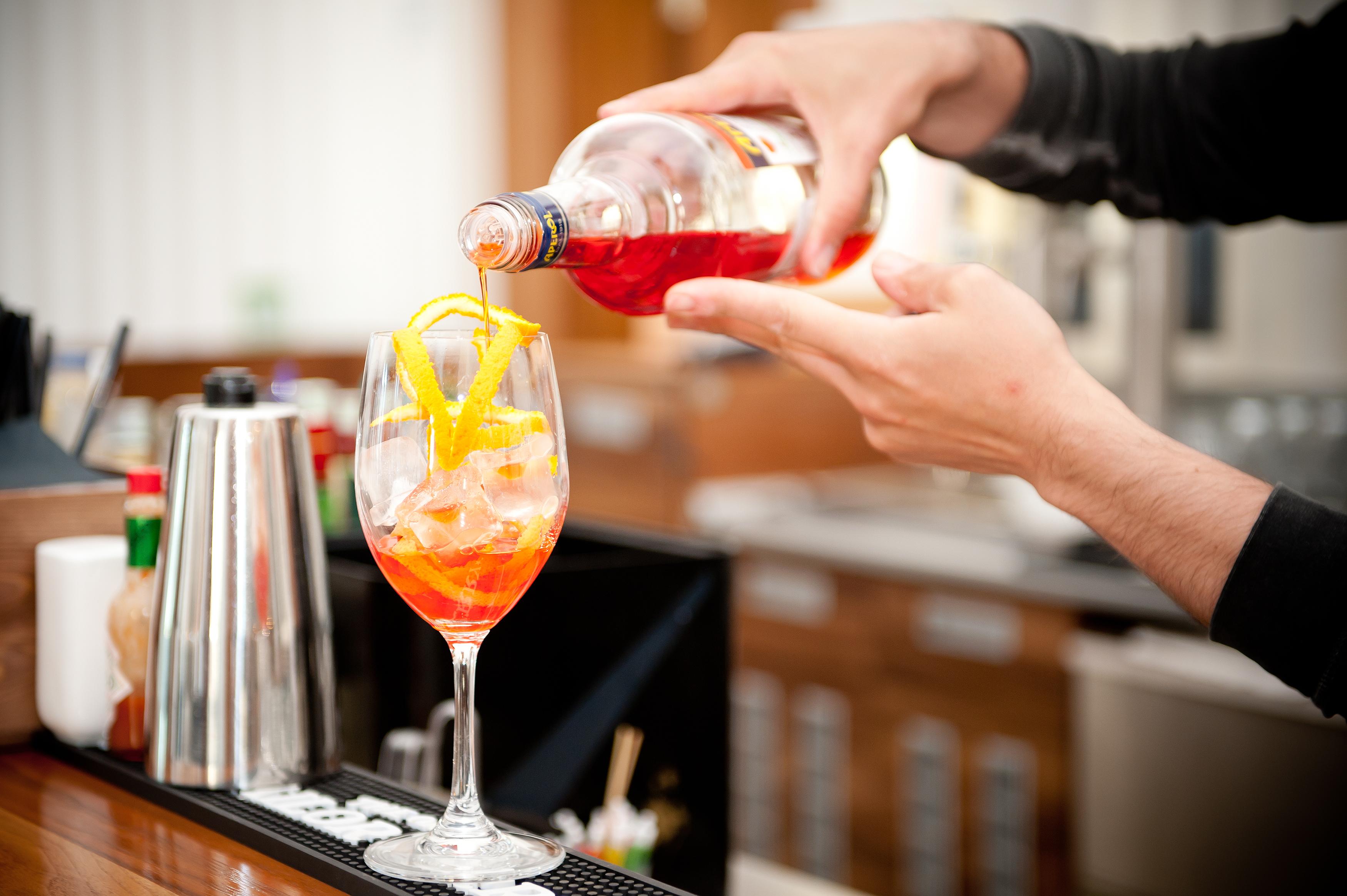 בלצ'יק Lighthouse Golf & Spa Hotel מראה חיצוני תמונה A bartender preparing a cocktail