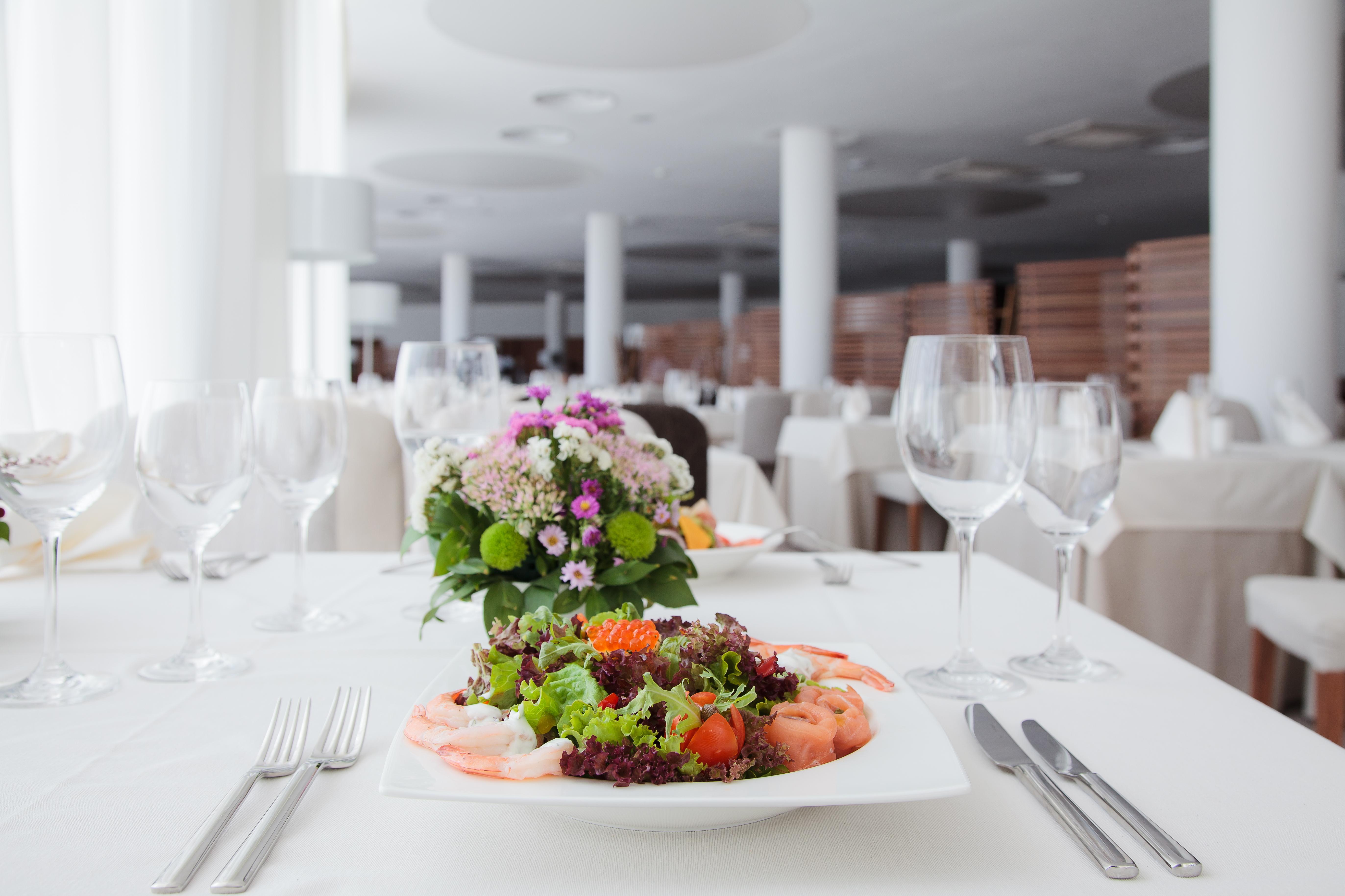 בלצ'יק Lighthouse Golf & Spa Hotel מראה חיצוני תמונה A salad on a plate