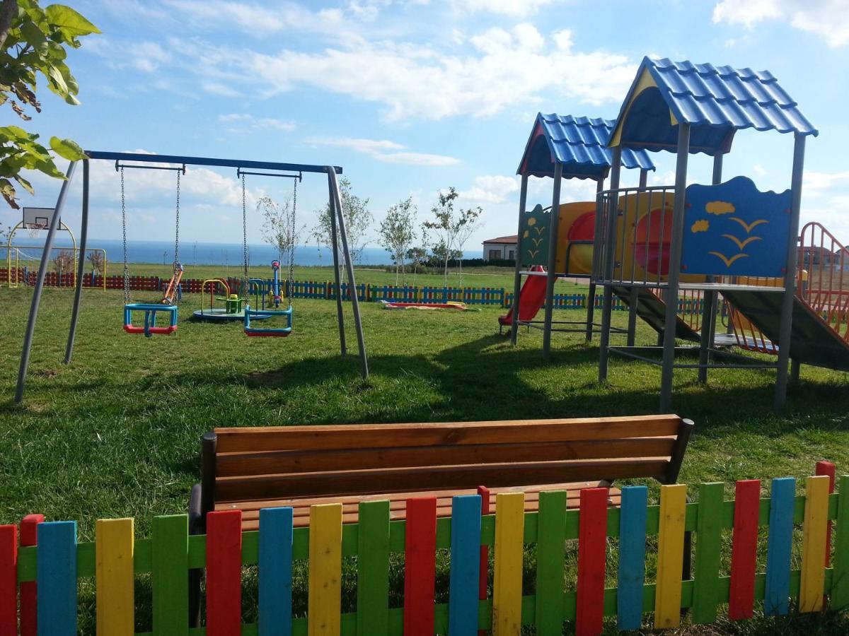 בלצ'יק Lighthouse Golf & Spa Hotel מראה חיצוני תמונה Playground in the village