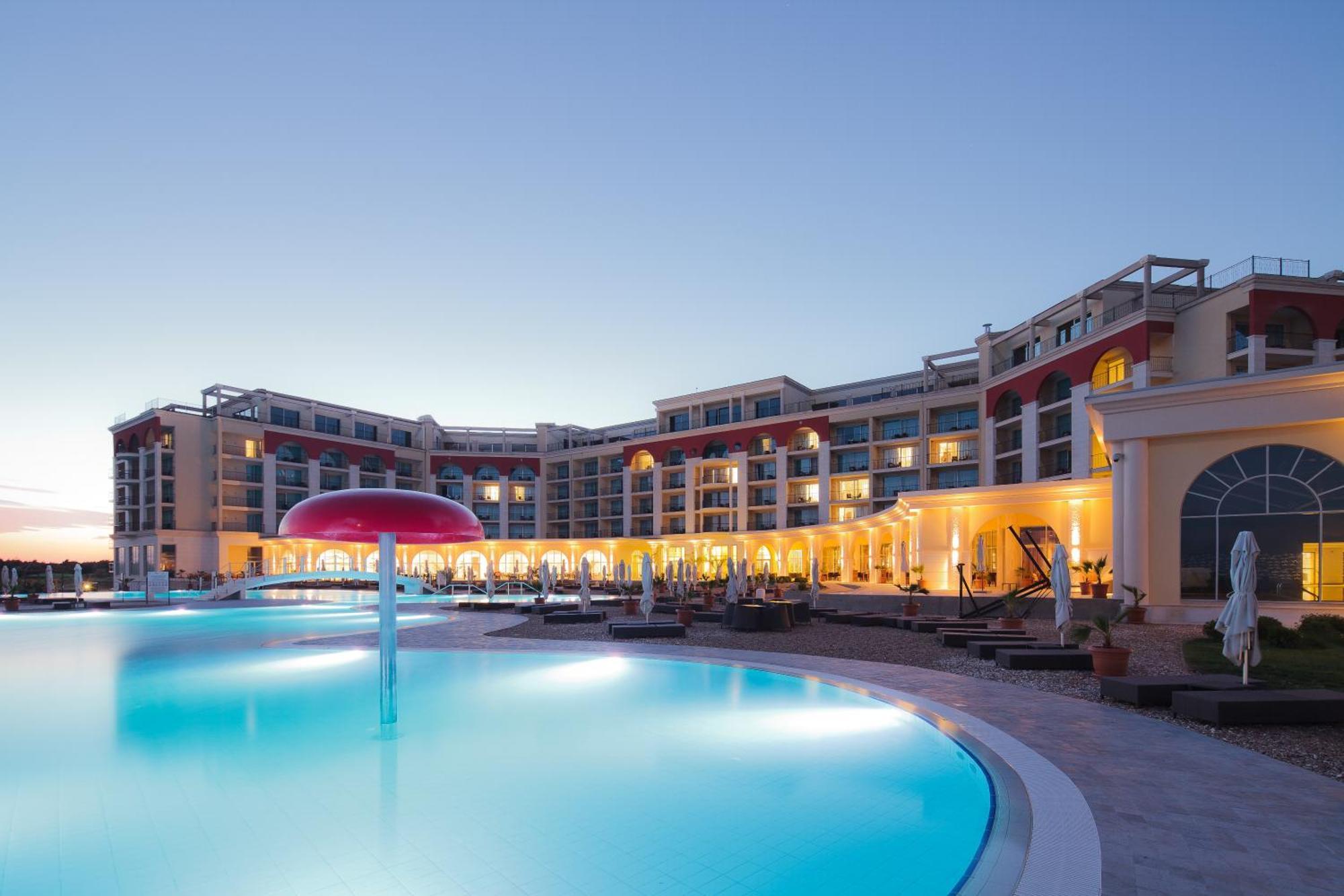 בלצ'יק Lighthouse Golf & Spa Hotel מראה חיצוני תמונה The hotel at sunset