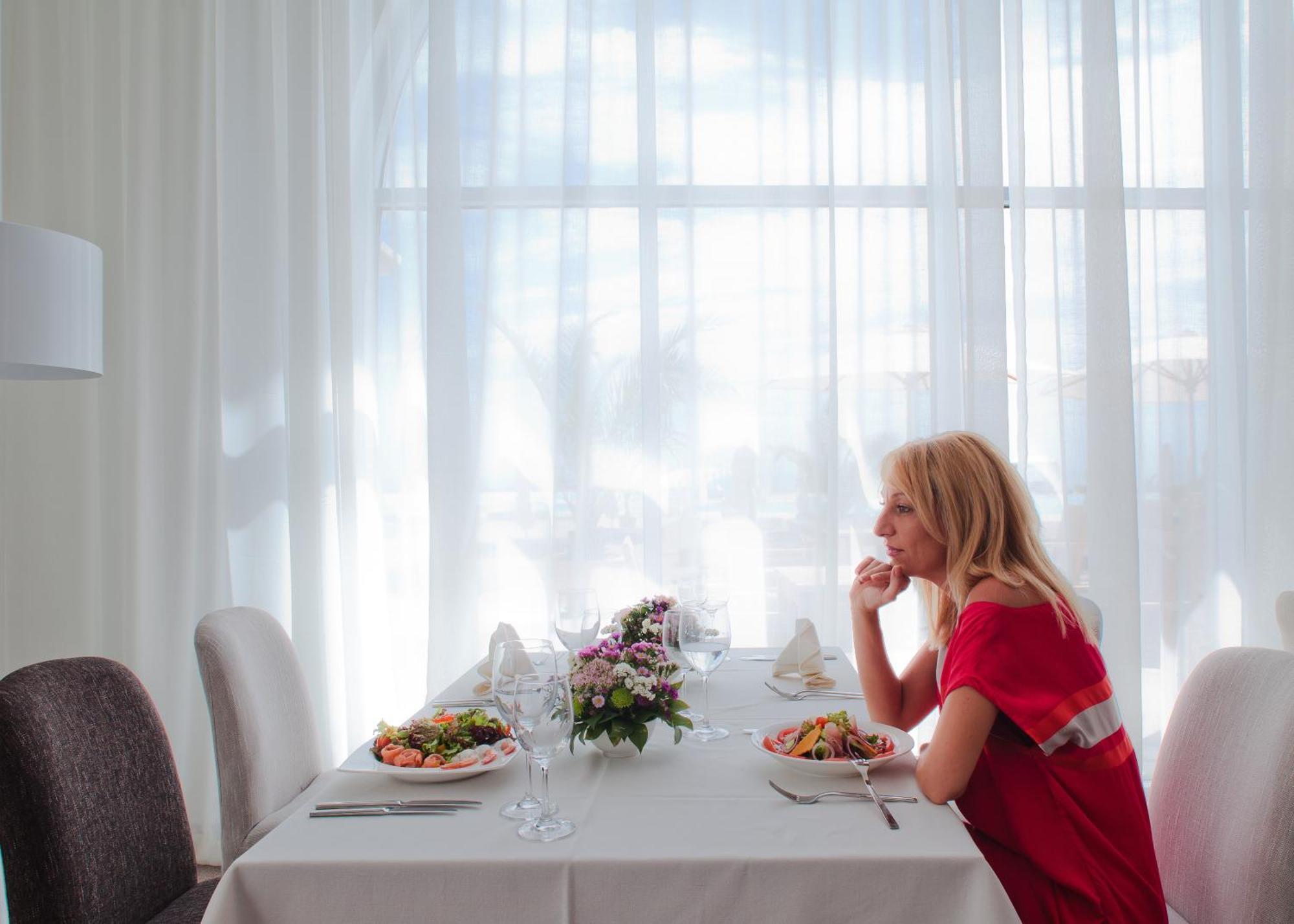 בלצ'יק Lighthouse Golf & Spa Hotel מראה חיצוני תמונה A woman at a restaurant