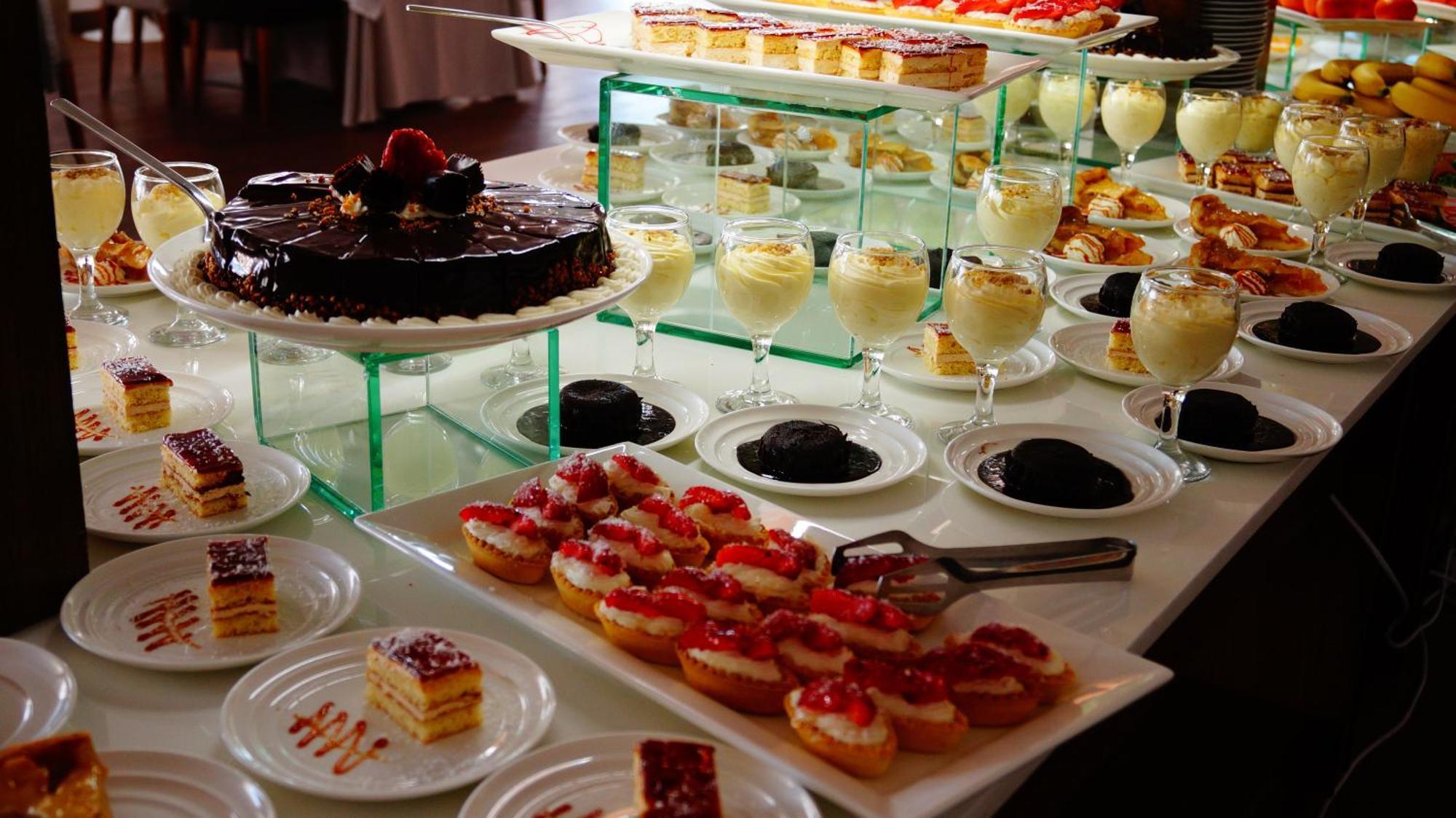 בלצ'יק Lighthouse Golf & Spa Hotel מראה חיצוני תמונה A dessert buffet