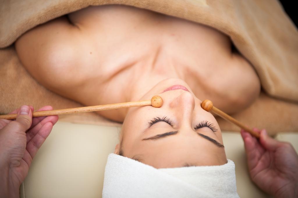 בלצ'יק Lighthouse Golf & Spa Hotel מראה חיצוני תמונה Facial massage with bamboo sticks