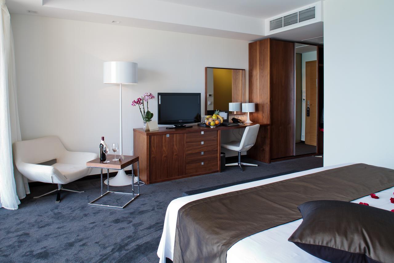 בלצ'יק Lighthouse Golf & Spa Hotel מראה חיצוני תמונה A room at the hotel
