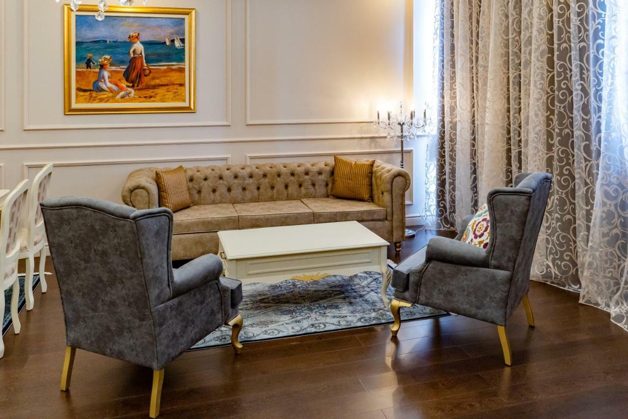 בלצ'יק Lighthouse Golf & Spa Hotel מראה חיצוני תמונה A living room with a sofa and two armchairs